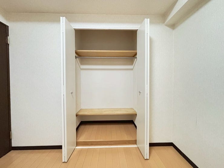 クローゼットです。
下段には棚がありますので、収納ボックスなども置けます!