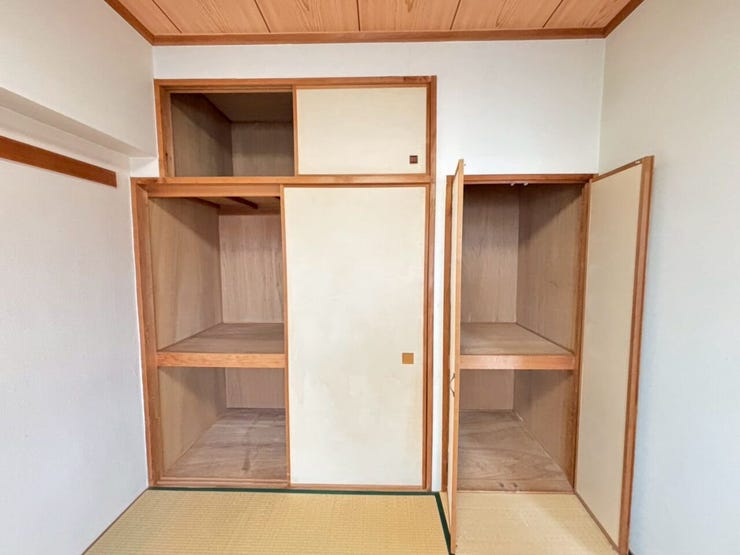 収納もしっかりございます。
天袋もあり、オフシーズンの家具なども収納できますね。