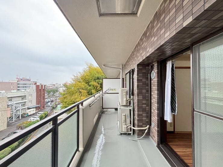 南面のバルコニーがございます。
晴れた日のリビングは照明を使わず過ごせそうです!