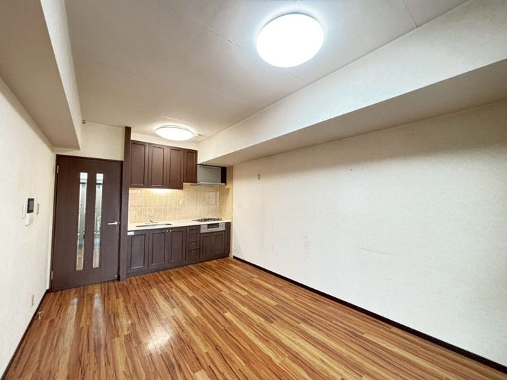 リビングは統一感のあるウッド調で
温もりのある落ち着いた空間です。建具やキッチンがダークブラウンで高級感がございます。