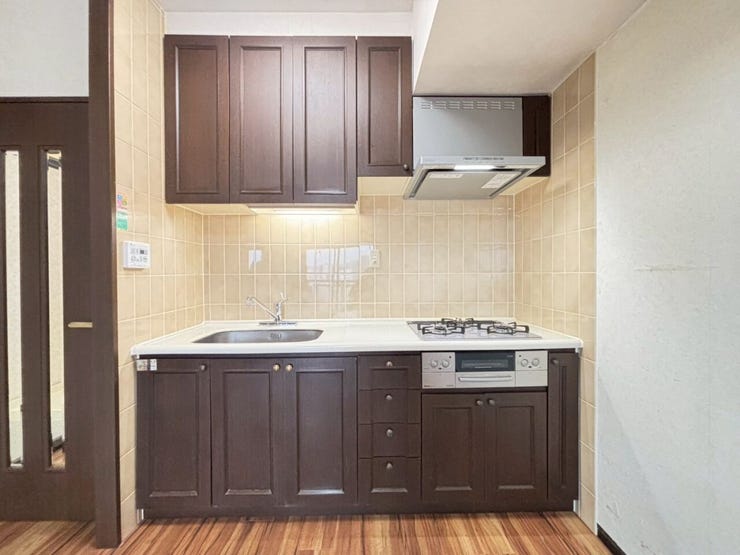 システムキッチンはコンロ・レンジフードなどを交換済み!
スイッチと連動してライトなどの操作ができます♪
コンロは3口あり、家事の時短になりますのでご家族との時間に利用できますね!