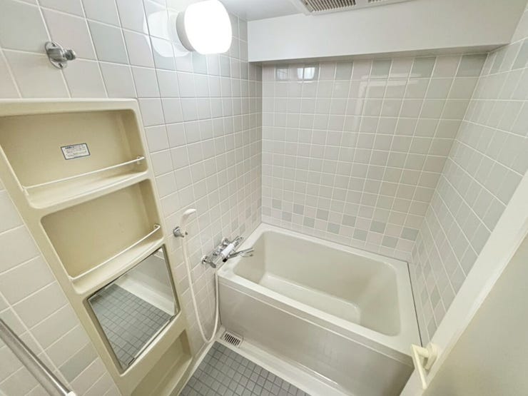 浴室乾燥機交換済み♪
タイル仕上げで、熱に強くお掃除もしやすい♪