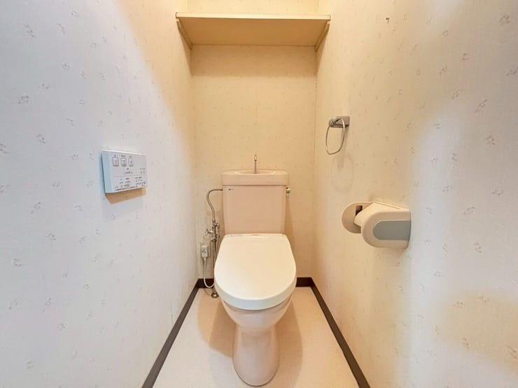 温水洗浄便座付のおトイレは上部に棚もあり
広さも十分♪