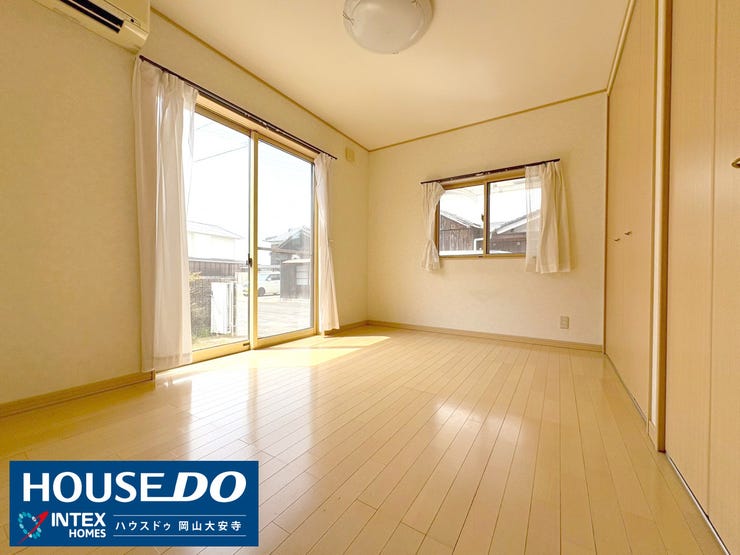 【洋室】
一日の終わりに“ふぅー”と気がゆるむ、ゆったり広めの主寝室です!夫婦だけの“くつろぎ時間”を楽しめます♪