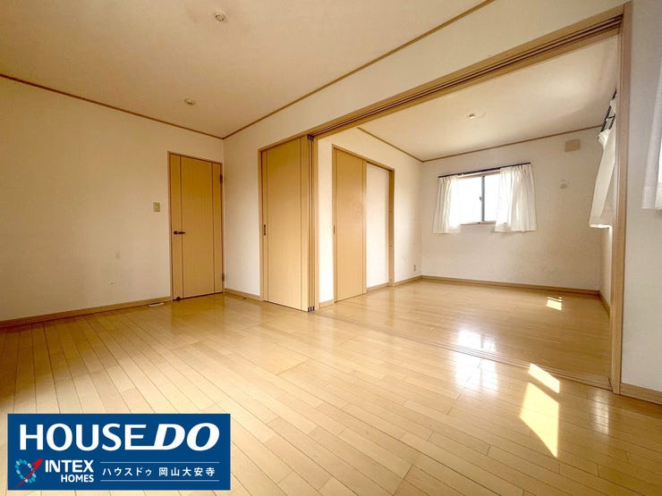 【2階東側洋室】
2階の洋室は将来の子ども部屋にピッタリ!最初は“兄弟姉妹で一緒の部屋”、大きくなったら“仕切って個室”が叶います^^