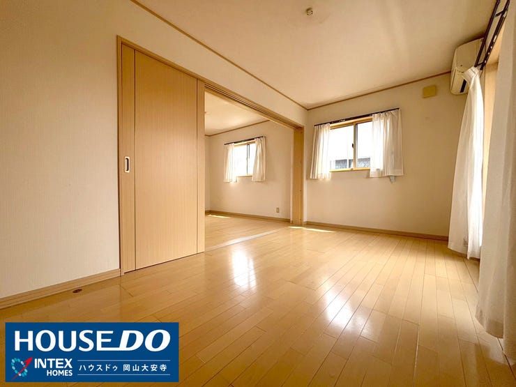 【洋室】
お子様が小さな時は、片方を寝室、もう片方を収納や勉強スペースに…と自由に用途を変更できますね