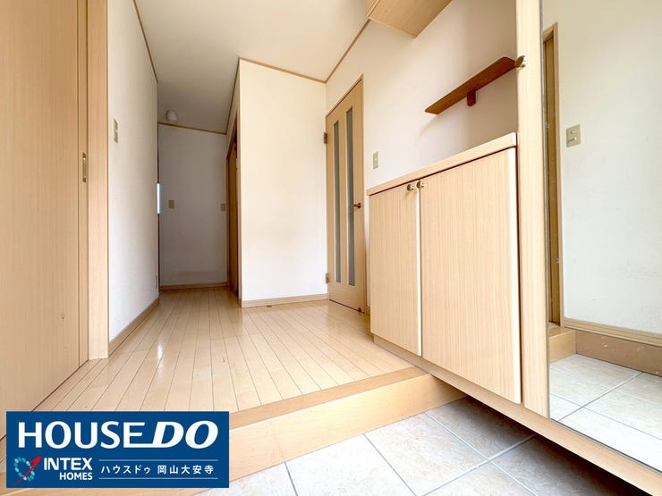 【玄関】
玄関収納に姿見がついてるので、家を出る前に“全身チェック”がサッとできます!保育園送りや通勤前でも、気持ちに余裕ができますね♪