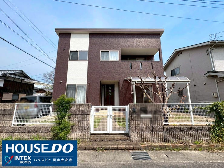 【外観】
南側に駐車場兼お庭があるので、洗濯物も布団も気持ちよく乾くし、日光消毒でお母さんも安心ですね