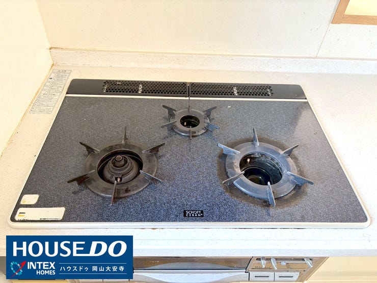 3口コンロで、同時にたくさんのお料理ができるので、出来立てのおいしい料理をご家族にふるまえます!時短ができるのもポイントですね!