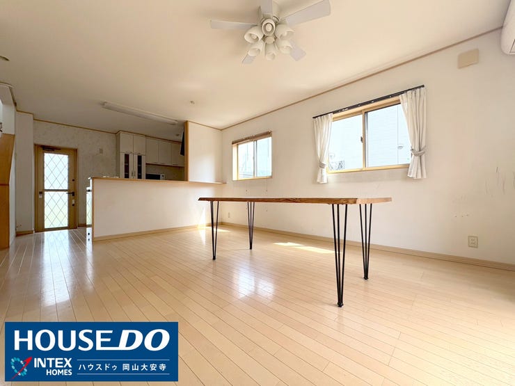 【リビング】
大きな窓が3つもあり見当たりも良好です!明るくて開放感があるので、子どもものびのび元気に遊べます^^