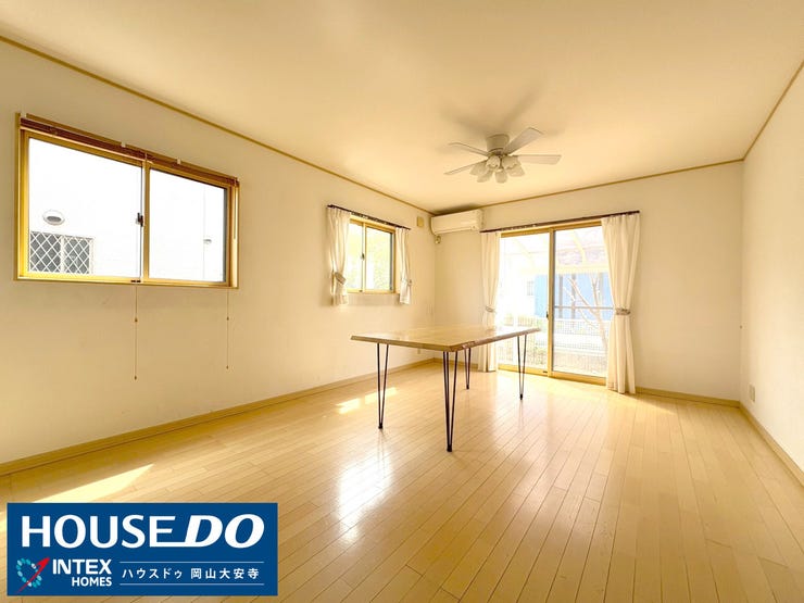 【リビング】
お父さんの帰宅後、みんなでごろーんとくつろげる約16.7帖の広さ。寛げる空間なので自然と「今日こんなことあったよ!」などの家族の会話が増えますね♪