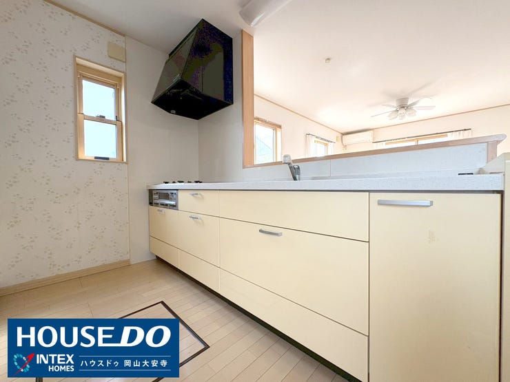 【キッチン】
リビングが見渡せる対面キッチンだから、子どもが遊んでる様子を見ながら安心してお料理できます。リビングからお子様に呼ばれてもすぐに反応ができる距離感です