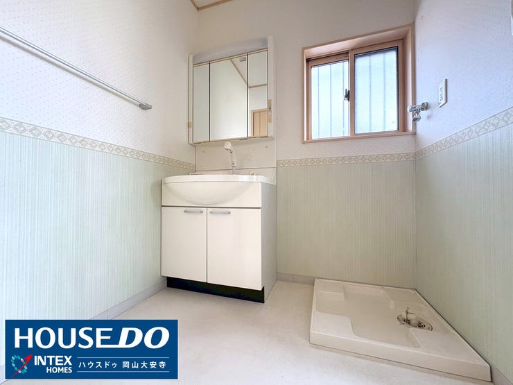 【洗面所】
洗濯機スペースがしっかり確保されていて、棚やラックも置けるゆとりもあります♪
タオル・洗剤・子どもの肌着ストックもまとめて管理でき毎日の家事がまた一つ楽になりますね