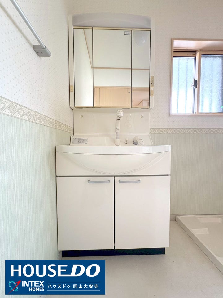 【洗面台】
鏡裏が一面収納になってるから、家族全員のケア用品をすっきり隠せます!歯ブラシ・洗顔フォーム・子どものヘアグッズまで、全部しまえるのでお子様も片付けの習慣が身につきますね