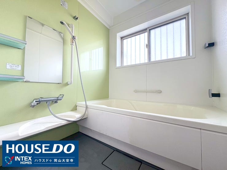 【浴室】
目にやさしいライトグリーンが、1日の疲れをふわっと癒してくれる浴室です♪子育てで毎日大変なお母さんのホッと一息つけれる空間に