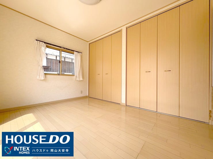 【洋室】
洋室とWICが隣接してるから、毎日の服選び&お片付けもスムーズ!出す→着る→戻す”が一筆書きでできて、朝の支度時短にもつながります