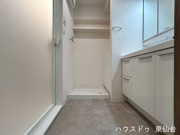 白でまとまった清潔感あふれる脱衣所です♪