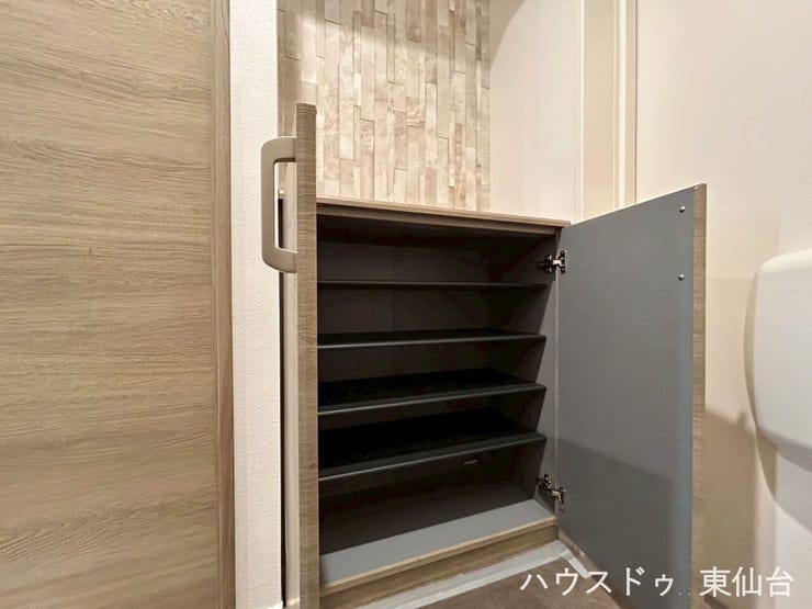 全部の靴が主役になれる取り出しのしやすい靴箱です♪