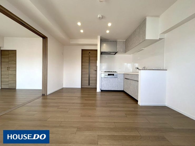 【リビング】
10.5帖のリビングです♪シックな色味の床でどんなインテリアもブラッシュアップされそうです♪