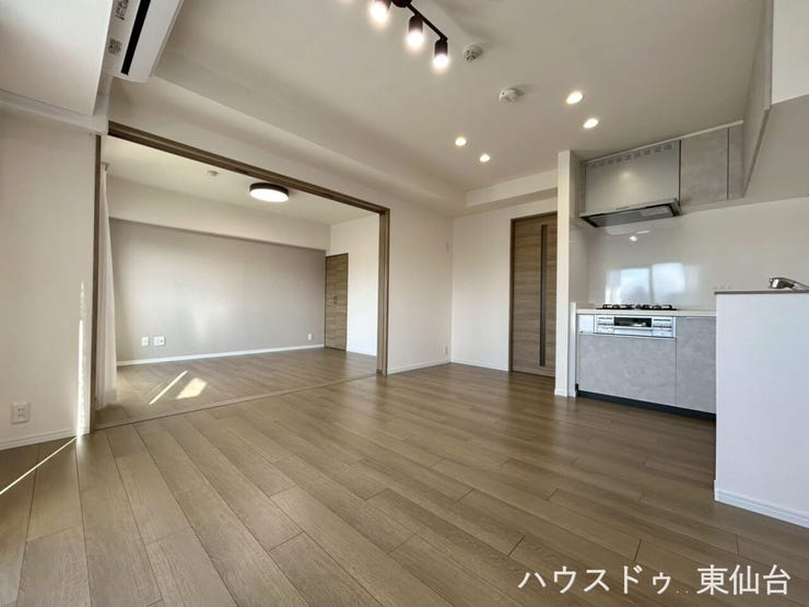 隣の洋室と大開口のドアでつながっています♪様々なインテリアを楽しめそうです♪