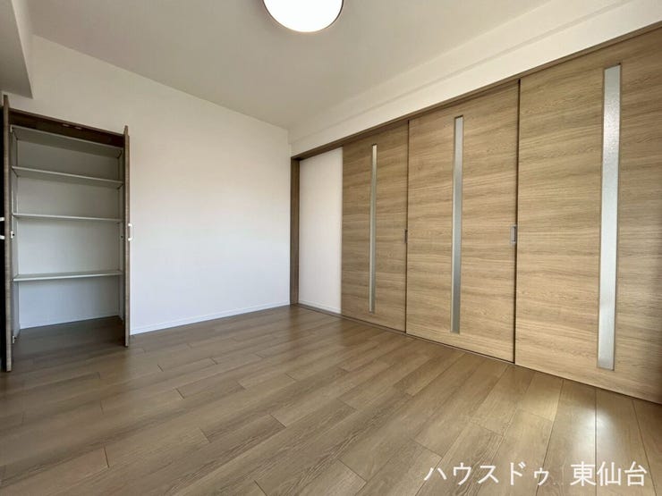壁一面の扉で閉塞感のないお部屋です♪