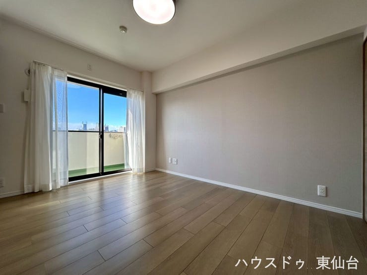 落ち着いた色味のアクセントクロスの映える洋室です♪