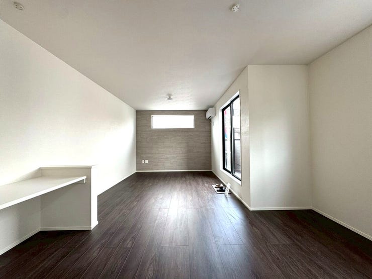 【Living】アクセントクロスが映えるリビング。落ち着きと華やかさを兼ね備えた心地よい空間です。