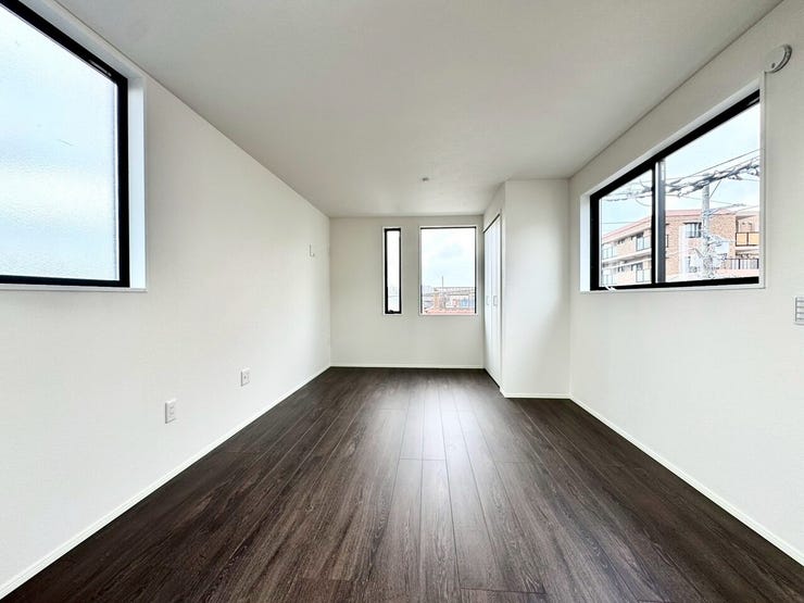 【Bedroom】明るく風通しの良い洋室。新築ならではの清潔感も魅力です。