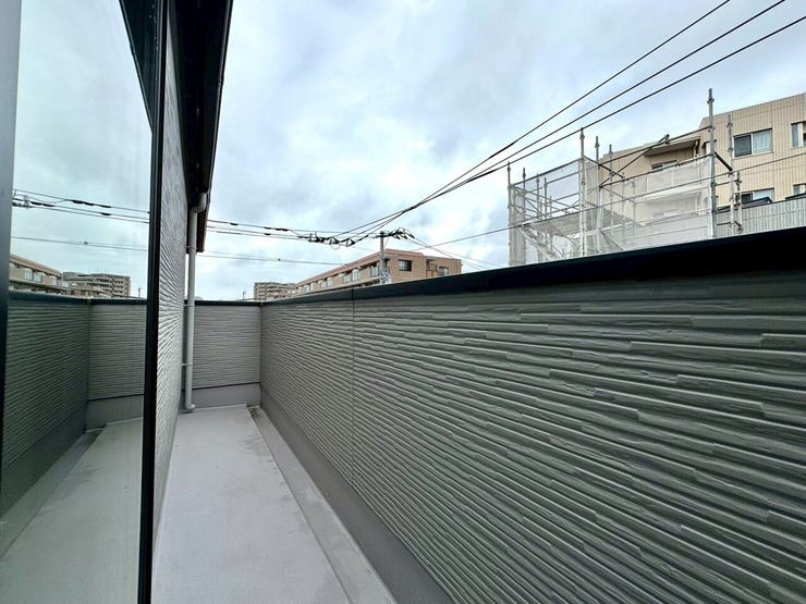 【Balcony】日当たりの良いバルコニーはお洗濯物がしっかり乾きやすく、毎日の家事にも重宝します。