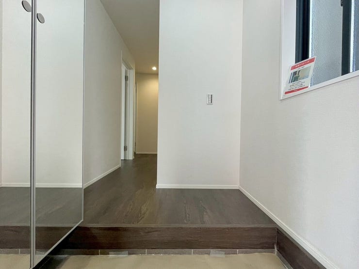 【Entrance】シューズボックス完備の玄関で、靴や小物もスッキリ収納できます。