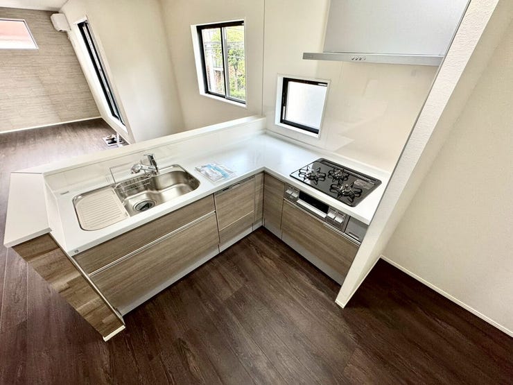 【kitchen】動線が短く作業効率の良いL字型キッチン。広々とした調理スペースで家事も快適に。