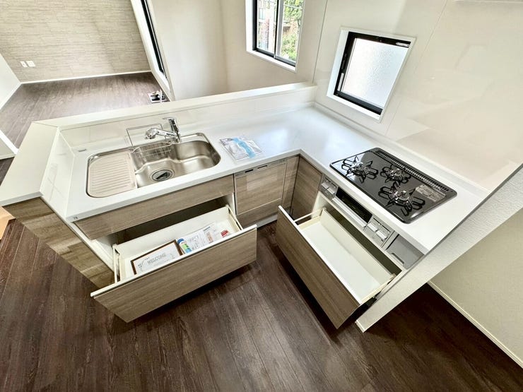 【kitchen】L字レイアウトで調理や配膳がスムーズに。ゆとりある作業台が料理時間をより楽しくします。