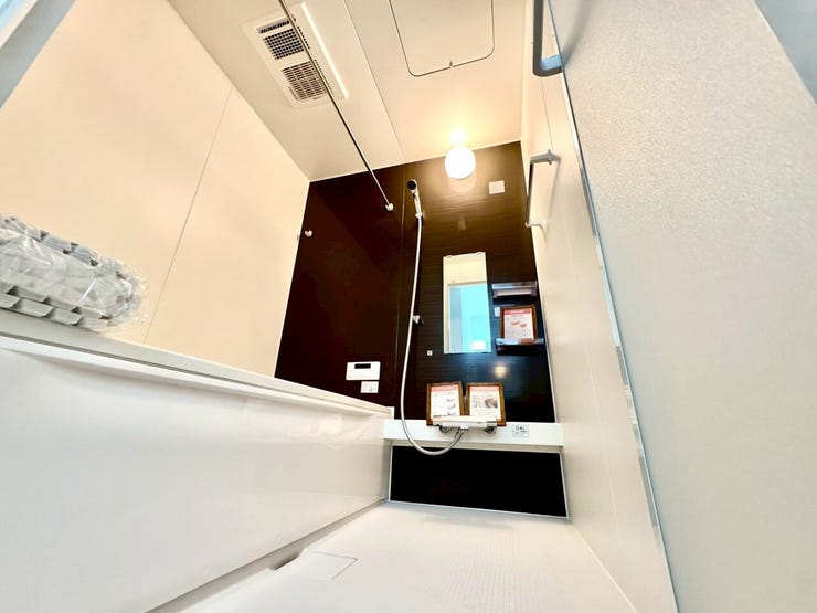 【Bathroom】広く快適な浴室で、ゆったりとお湯に浸かるひとときをお楽しみいただけます。