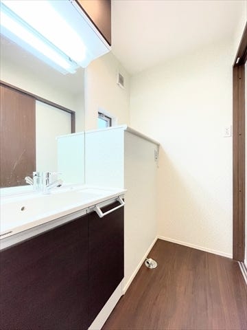 広々とした洗面スペースを確保。