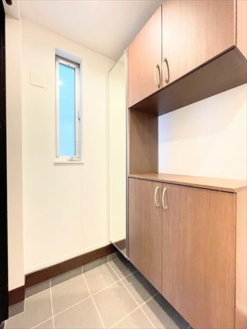 玄関には収納棚が設置されています。
家族全員分の靴など片付けておけるので
スッキリとした空間を保てます◎