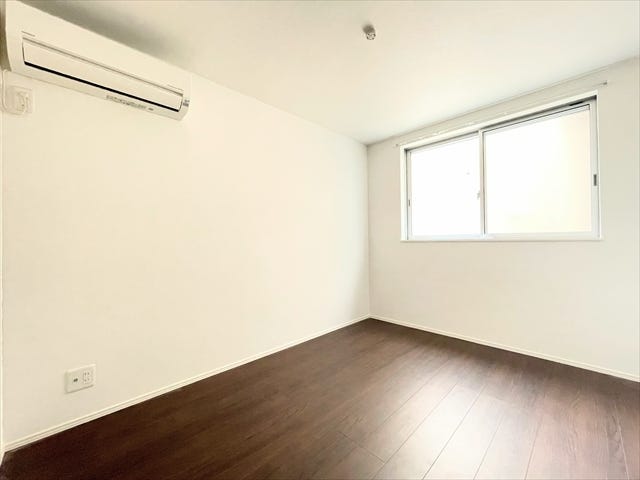 壁が白いのでプロジェクターを設置して映画やYouTubeなど楽しめます♪
部屋がおしゃれなシアタールームのように変身◎