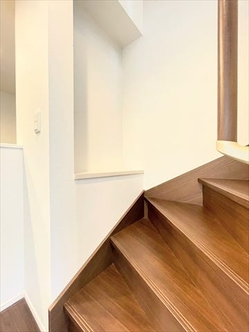 階段には小物を飾っておけるスペースがあります◎
お花など飾っていますね♪