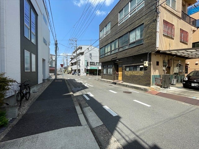 幅員約8mの前面道路です。広々としていて、街並みが開放的で圧迫感がありません。