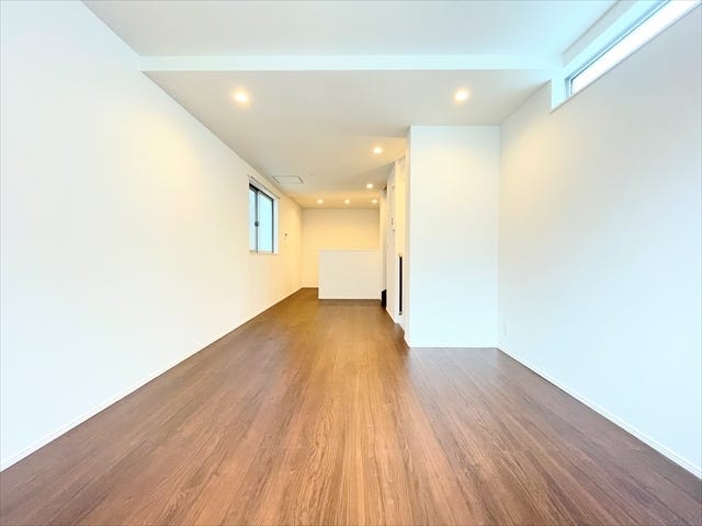 絨毯ラグをひけば思わず寝転がりたくなってしまうような広々空間です。
子供が走り回っても気兼ねないリビングダイニングです。