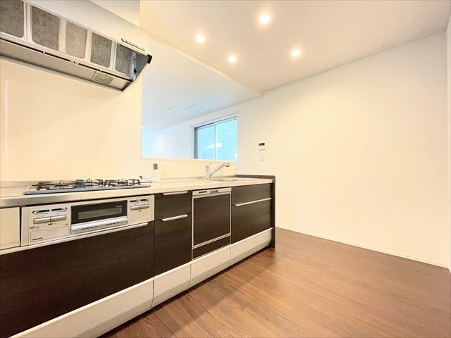 ゆとりのワークトップで配膳用のお皿を並べながらの調理もできそうですね。