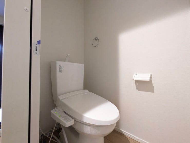 トイレは快適な温水洗浄便座付です。手洗い一体型のトイレ設備はスペースの節約ができ、ゆったりとした空間が確保できます。節水も期待できますね。