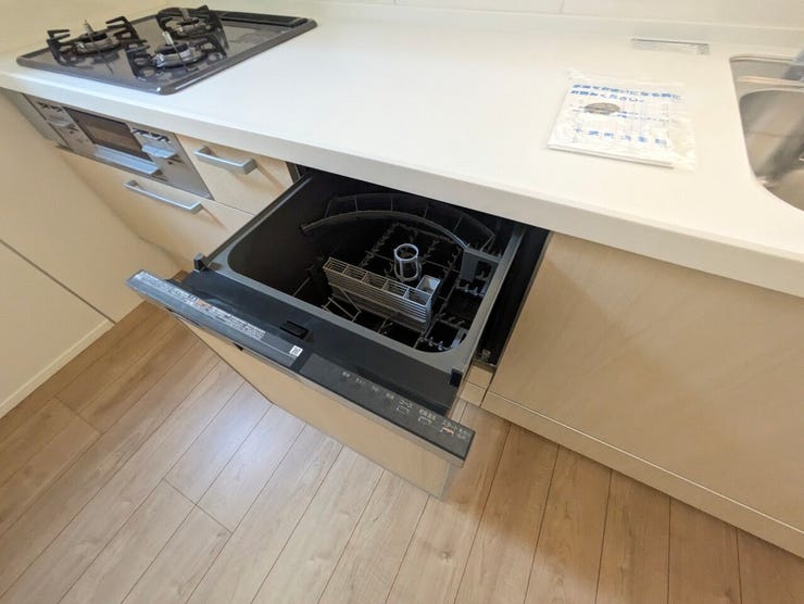 家事の時短に効果大の食洗器付き。高温でパワフルに洗い、温風乾燥します。手洗いよりも節水・節約が可能です。一度使うと手放せないですよ!