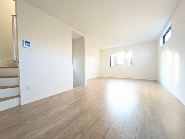 明るく開放的な空間が広がるリビングダイニング。室内には豊かな陽光が注ぎ込み、爽やかな住空間を演出。ホームパーティーでもゲストと一緒に料理を楽しみながら楽しい時間を過ごせそうですね。