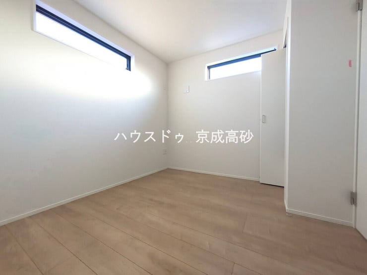 お子様の成長と共に「住まい方」も変化していきます。居室にはクローゼットを完備し、自由度の高い家具の配置が叶うシンプルな空間です。