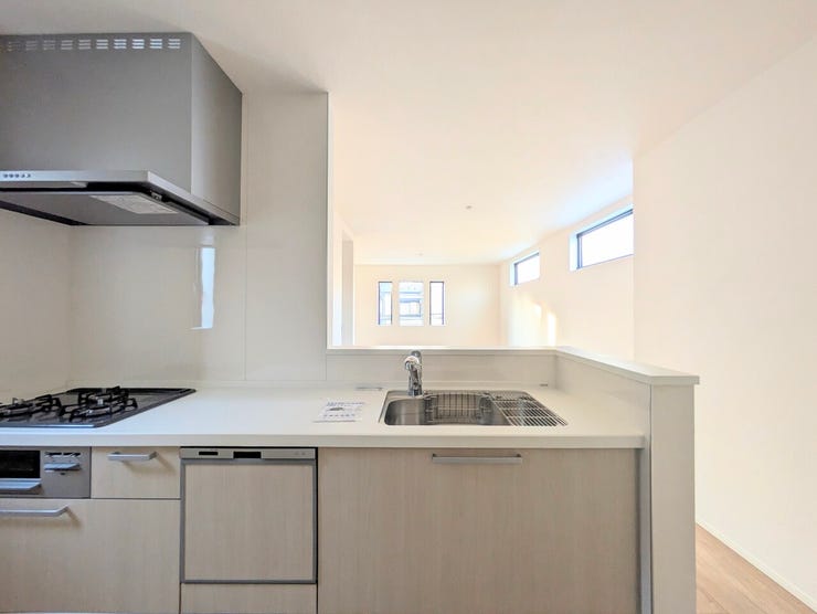 人気の対面式キッチンです!お子様から目を離さずにお料理ができることが最大の利点。お料理中も家族とのコミュニケーションは大切にしたいものですよね♪