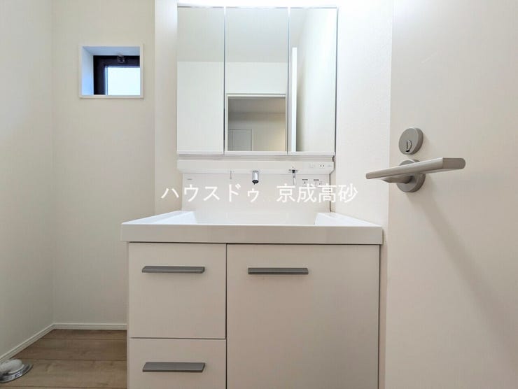 朝の身支度に便利なシャンプードレッサーはとっても便利です!シンク下の収納でアメニティ類のストックもバッチリ!