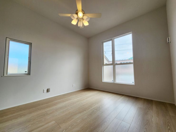 室内(2025年10月)撮影
◎本日案内可能◎
大きな窓からたっぷりと光が差し込み、リビングを明るく照らします♪