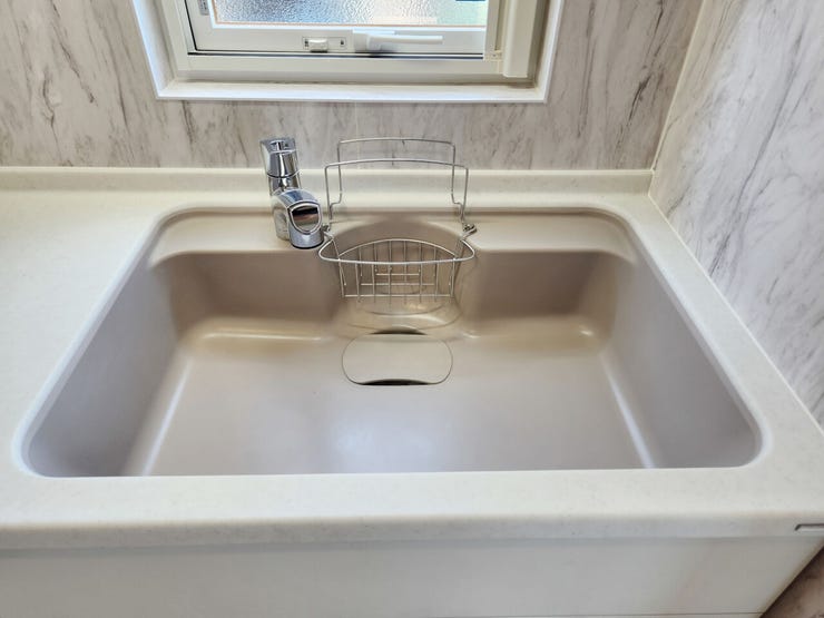 室内(2025年10月)撮影
◎本日案内可能◎
人工大理石のトップ、シンクを使用のキッチン。