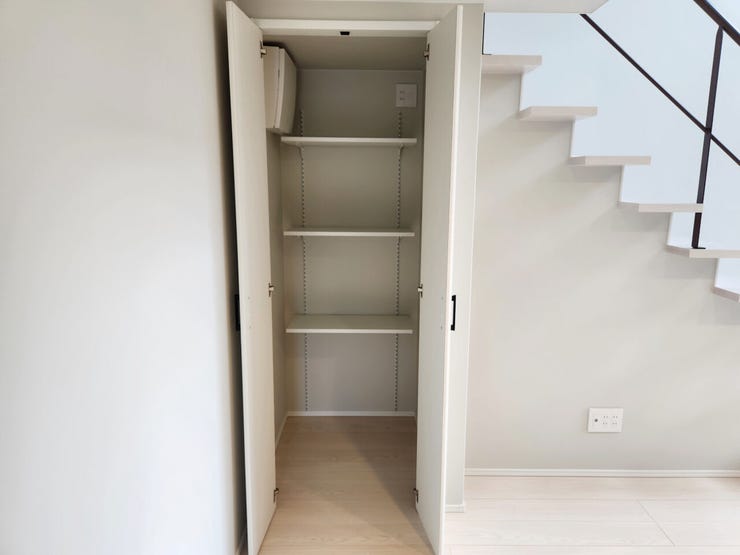 室内(2025年10月)撮影
◎本日案内可能◎
階段下収納には掃除用具や買い置きのストックなどスッキリ収納出来ます♪