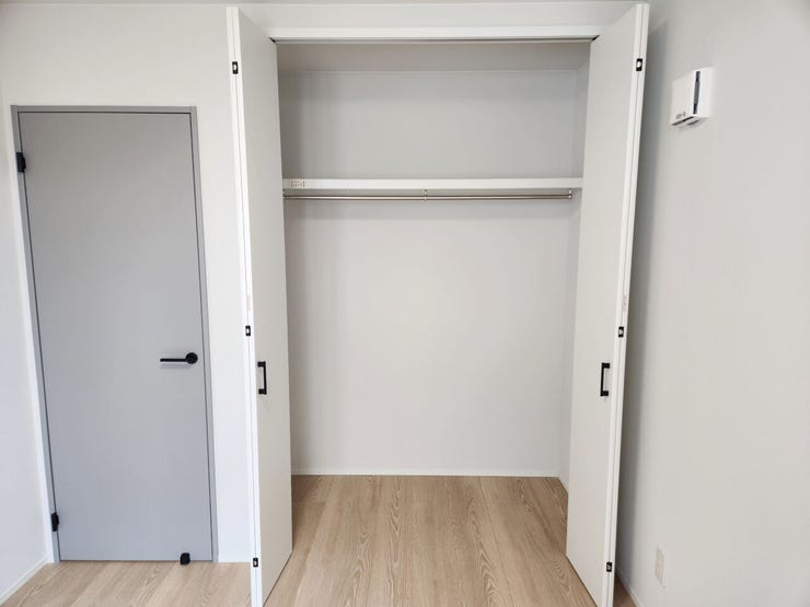 室内(2025年10月)撮影
◎本日案内可能◎
ハンガーポールのついた収納はコートやバッグなど万能なクローゼット◎